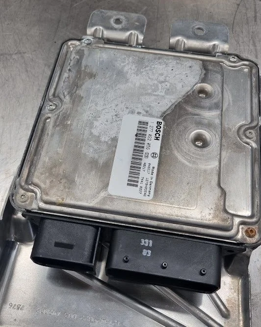 🔧 Vattenskadat styrdon till aktiv styrning p&aring; E63 645 inne f&ouml;r fels&ouml;kning 💧

Fukt + elektronik = d&aring;lig kombo&hellip; vi kollar om det g&aring;r att r&auml;dda eller om det blir byte.

#BMW #E63 #fels&ouml;kning #styrdon #Biloc