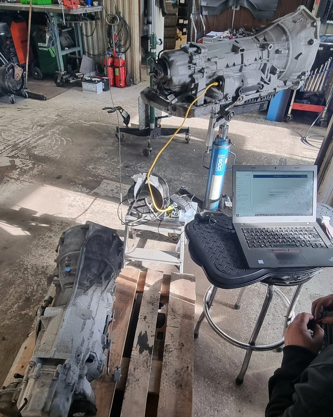 🔧 V&auml;xell&aring;dsbyte p&aring; g&aring;ng!

H&auml;r byter vi en 8HP-v&auml;xell&aring;da &aring;t en kund. F&ouml;r att s&auml;kerst&auml;lla en smidig installation programmerar vi den nya v&auml;xell&aring;dan i f&ouml;rv&auml;g med klonad mj