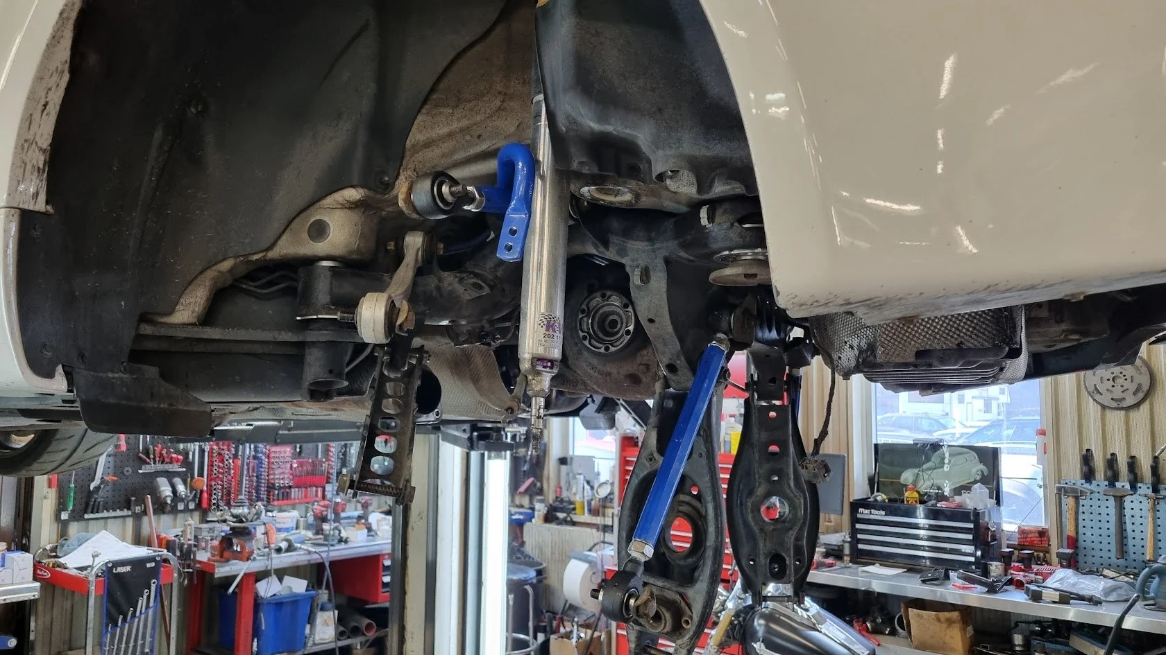 Bakvagnen f&aring;r lite v&auml;lf&ouml;rtj&auml;nt k&auml;rlek 💪🔧
Vi byter bussningar, g&aring;r igenom l&auml;nkarmar och ser till att allt sitter tight d&auml;r det ska &ndash; precis som det ska vara inf&ouml;r bank&ouml;rning 🏁

N&auml;r allt