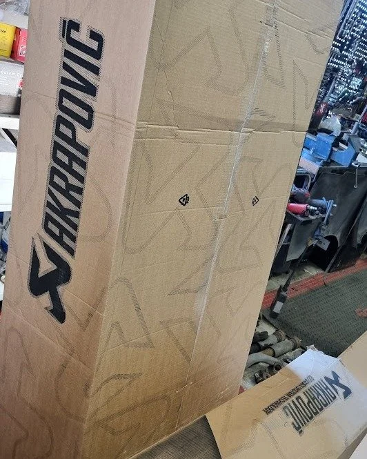 N&auml;r tomten kommer fr&aring;n @akrapovic vet man att det &auml;r roliga saker p&aring; g&aring;ng 😎

Nya godsaker p&aring; v&auml;g in i verkstaden &ndash; och ja, ljudet kommer definitivt bli lika bra som det ser ut. 🔥

Vi gillar originaldelar