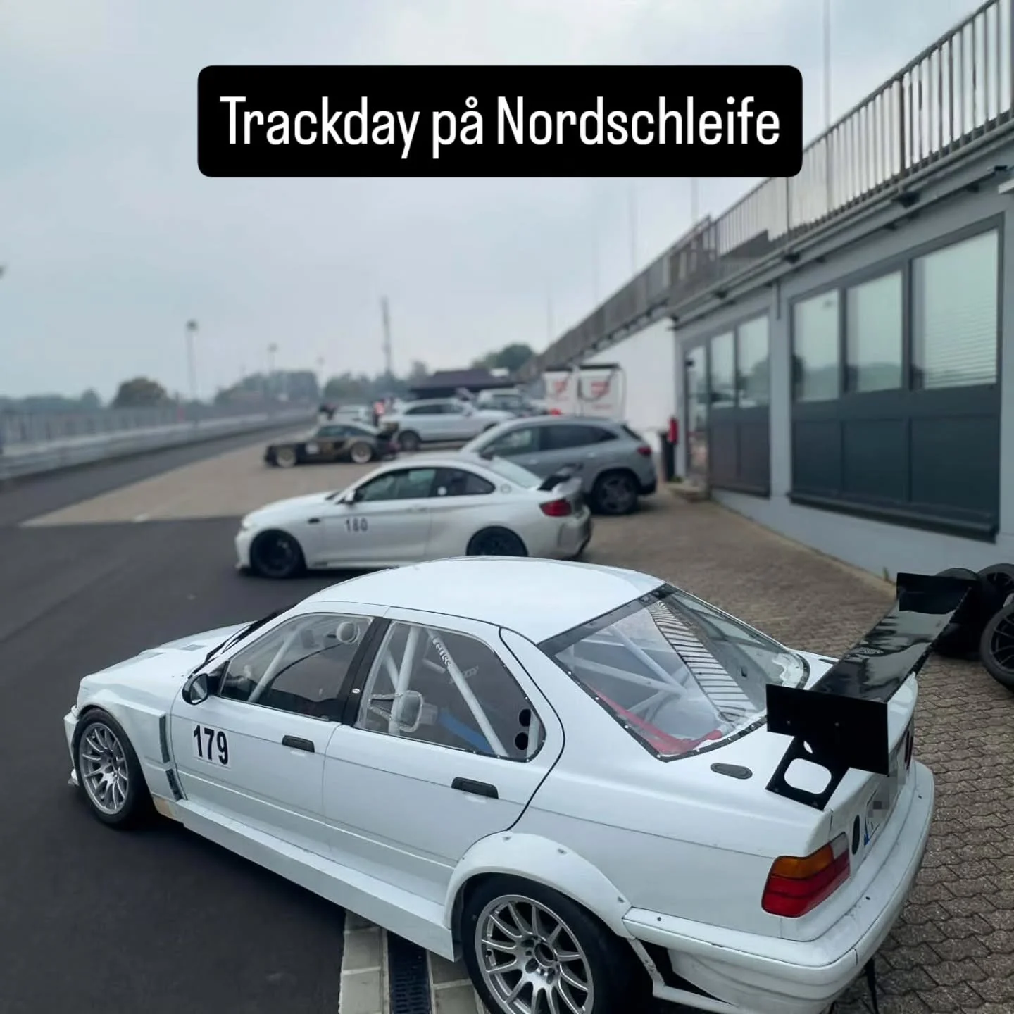 Vi tog ytterligare en trackday p&aring; Nordschleife, denna g&aring;ng med @skylimitevents.

Trevligt uppl&auml;gg, lite bl&ouml;tt p&aring; f&ouml;rmiddagen, men nu &auml;r slicksen p&aring; 😀

#trackday #snarthemmaigen 
 #BMW #r&auml;ttsjysstass&a