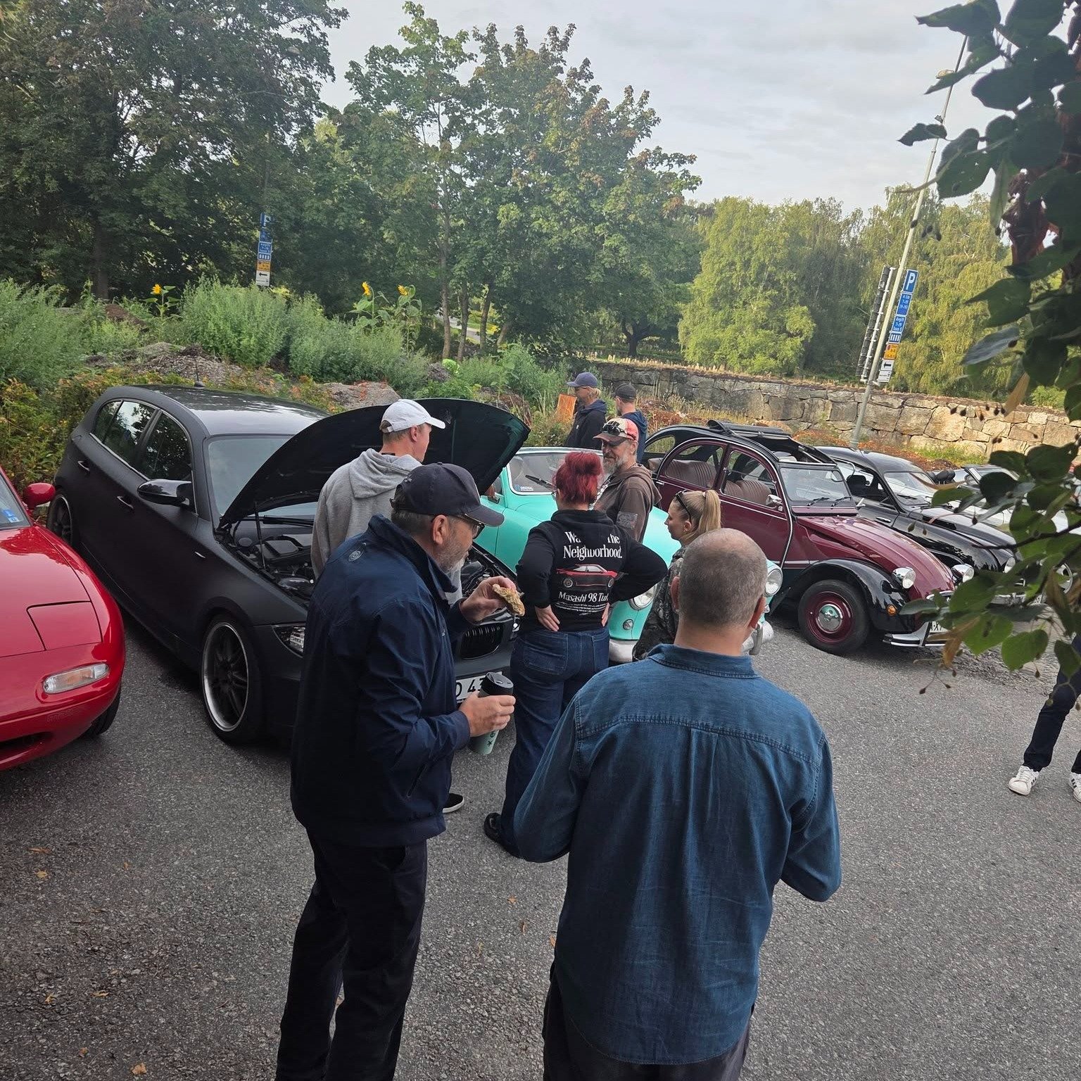 Frukostklubben, en tidig morgontr&auml;ff &ndash; kaffe, bilsnack och ett g&auml;ng entusiaster. ☕️🏁

En av v&aring;ra mekaniker var sj&auml;lvklart p&aring; plats med sin BMW 1-serie. Det som en g&aring;ng var en ganska vanlig 1-serie &auml;r numer