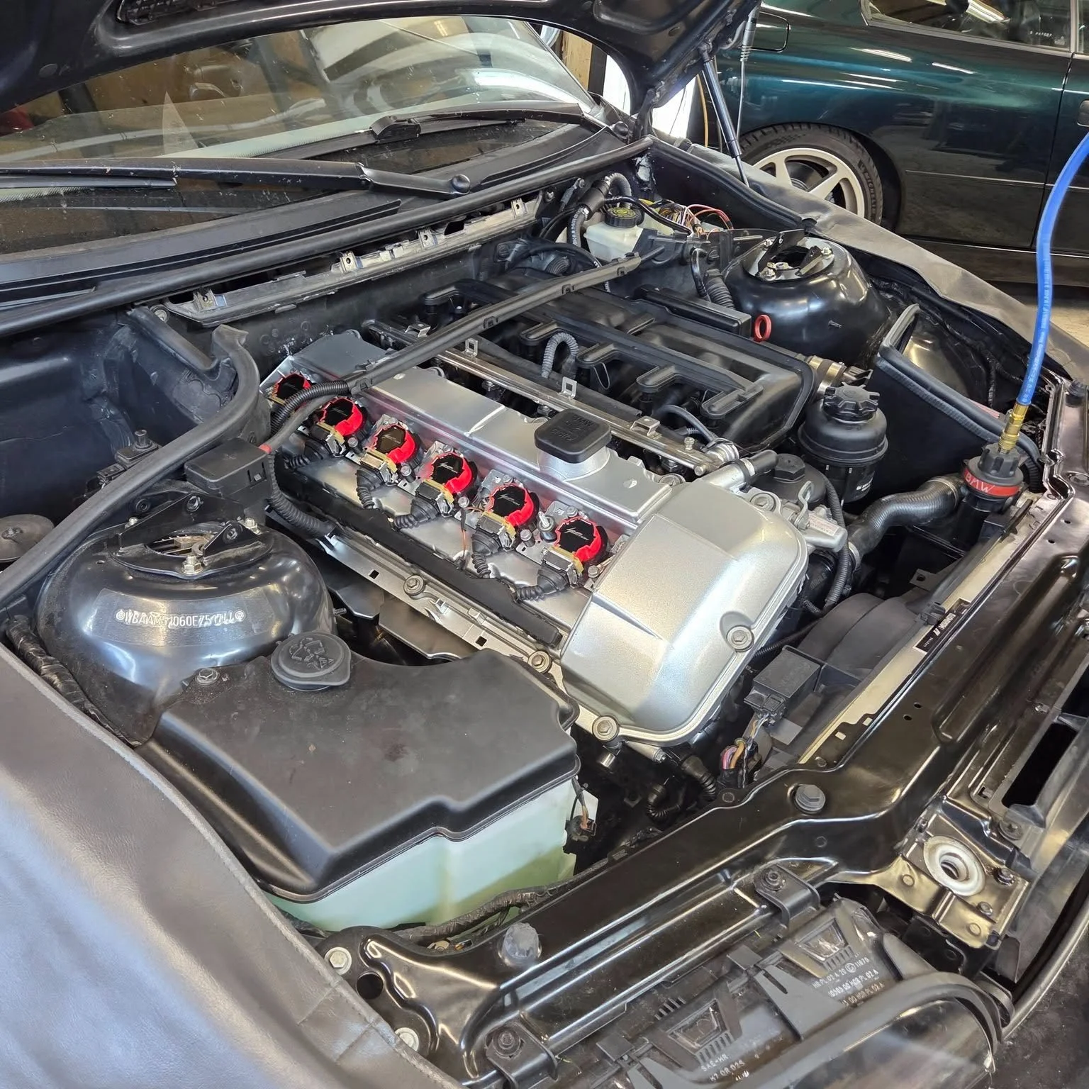 Nyrenoverad maskin p&aring; plats i den h&auml;r E46:an. 🔧🏁

Bilen anv&auml;nds som trackdaybil, s&aring; h&auml;r g&auml;ller det att allt h&aring;ller n&auml;r tempot skruvas upp. Nu &auml;r motorn genomg&aring;ngen och redo f&ouml;r nya varv p&a