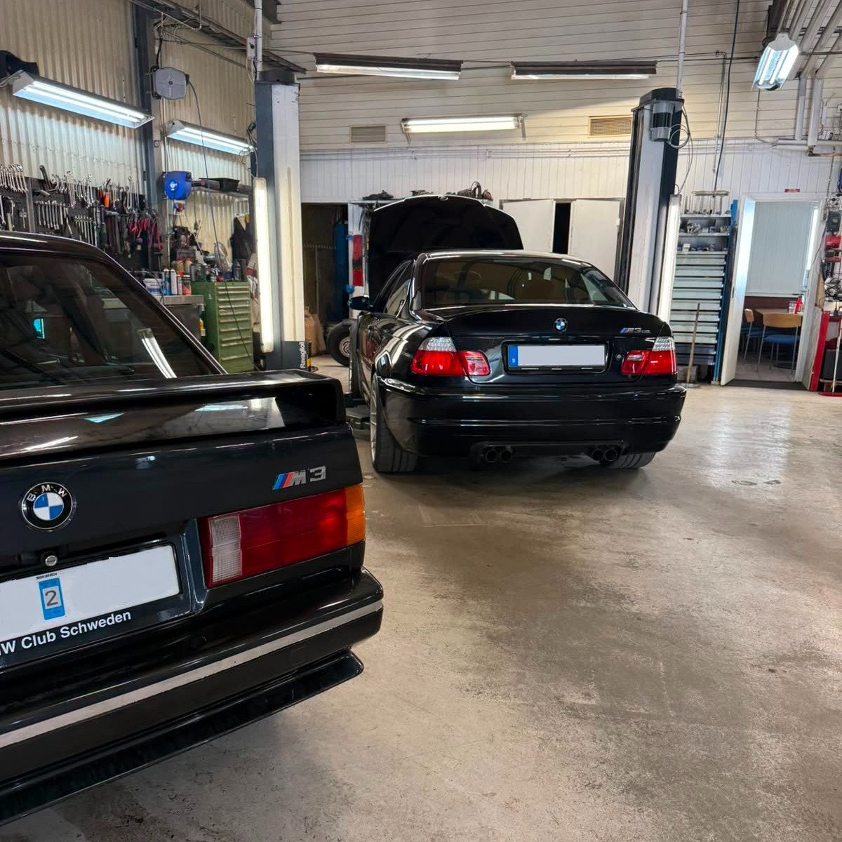 Tv&aring; generationer M3 p&aring; samma verkstadsgolv. 🔧🔥

F&ouml;r en liten tid sedan hade vi dessa inne - E30 M3 och E46 M3 CSL &ndash; tv&aring; riktiga ikoner fr&aring;n olika epoker, b&aring;da byggda med k&ouml;rgl&auml;dje i fokus.

S&aring