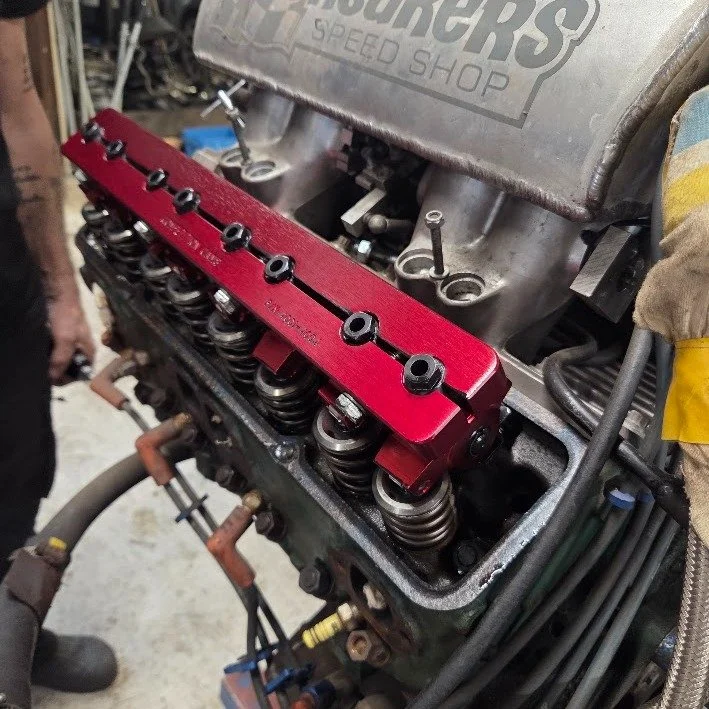 🔥 N&aring;got lite annorlunda p&aring; verkstaden! 🔥

Grabbarna har b&ouml;rjat damma av ett gammalt projekt, och den h&auml;r g&aring;ngen handlar det om n&aring;got som inte riktigt h&ouml;r till vardagen hos oss! 😎🔧

Den h&auml;r V8 har en g&a