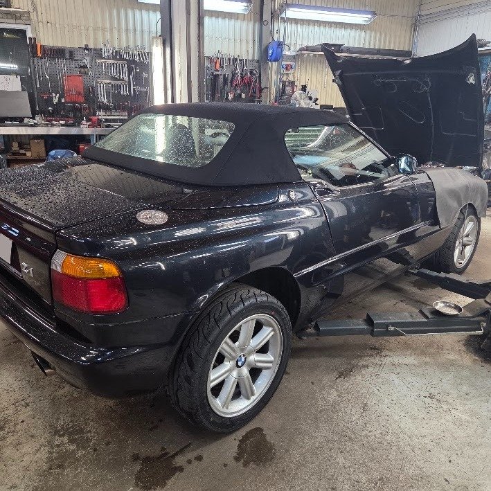 En s&auml;llsynt klassiker p&aring; verkstaden &ndash; BMW Z1! 

En unik roadster med sina ikoniska d&ouml;rrar som f&ouml;rsvinner ner i karossen, manuell v&auml;xell&aring;da och en h&auml;rlig rak sexa! 🏁

Under huven hittar vi klassisk BMW-tekni