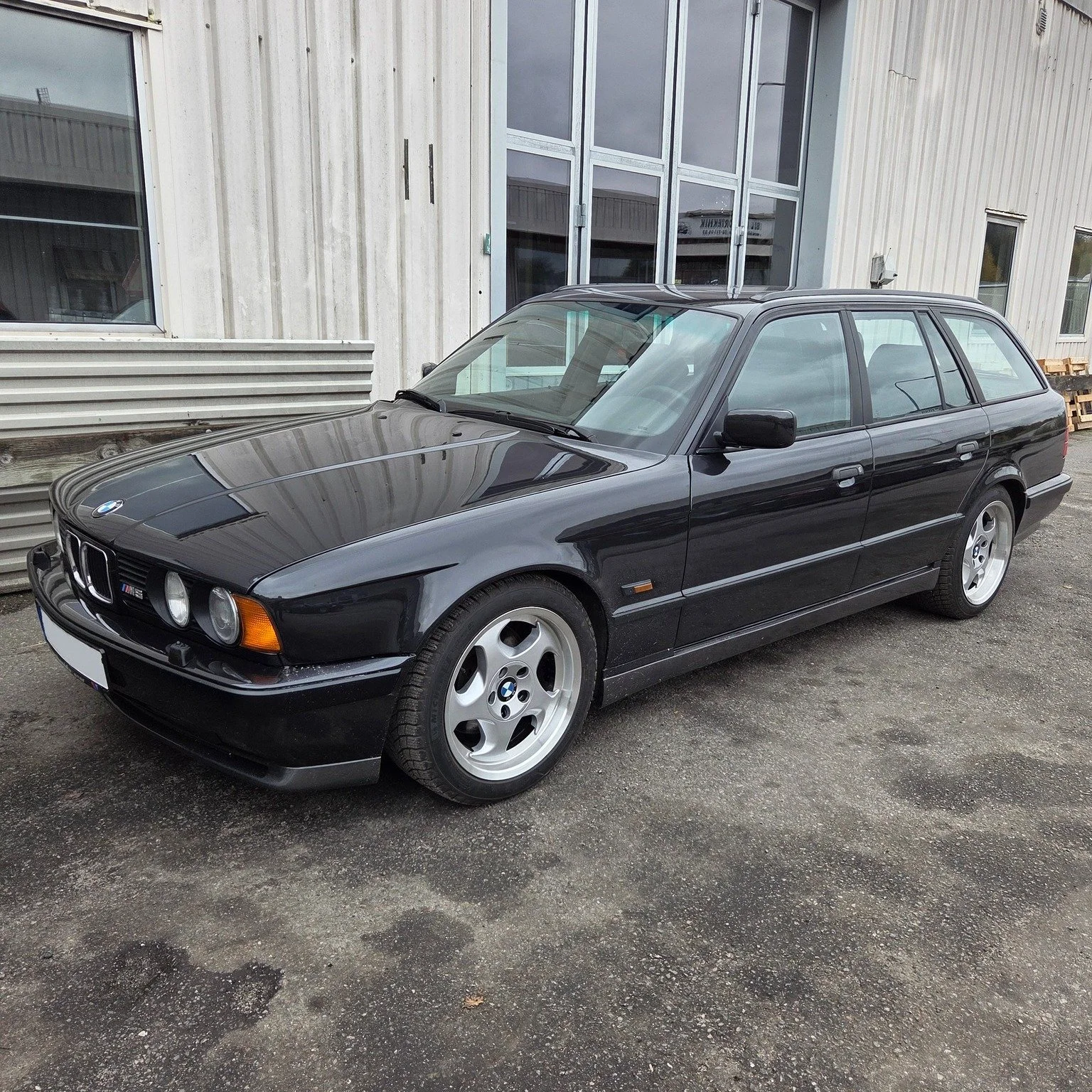 🏁 N&auml;r familjekombi m&ouml;ter M-Power &ndash; BMW M5 E34 Touring! 🔥

En s&auml;llsynt klassiker som kombinerar praktiska egenskaper med ren k&ouml;rgl&auml;dje! 😍

Med sin legendariska raka sexa, tidl&ouml;sa design och genuina M-DNA &auml;r 
