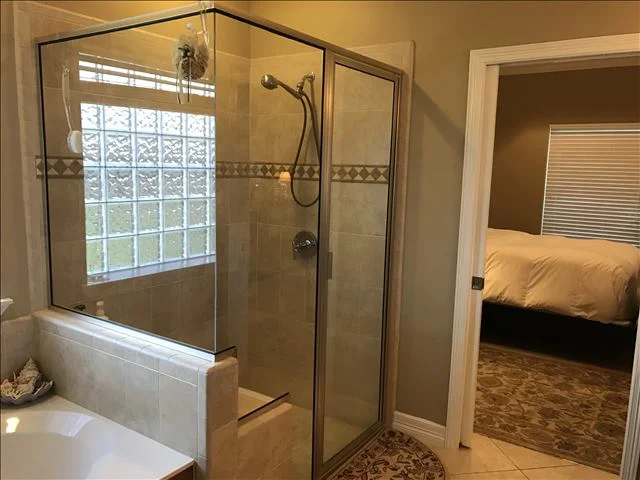 Master bath 1.JPG