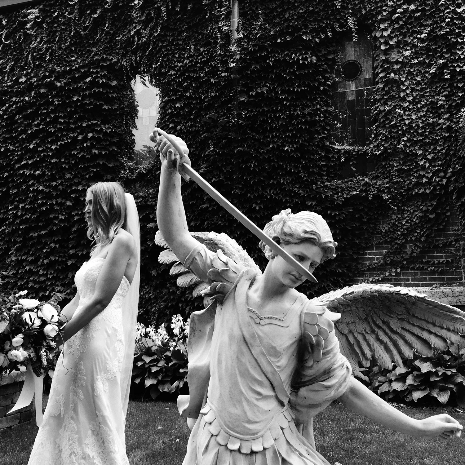 iphone6_bride-and-statue_1500.jpg