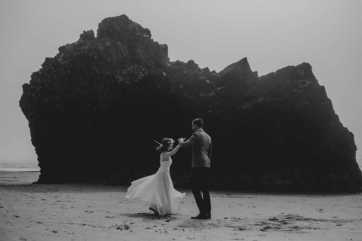 Hug-Point-Oregon---Intimate-Elopement--The-Soft-Season---(1).gif