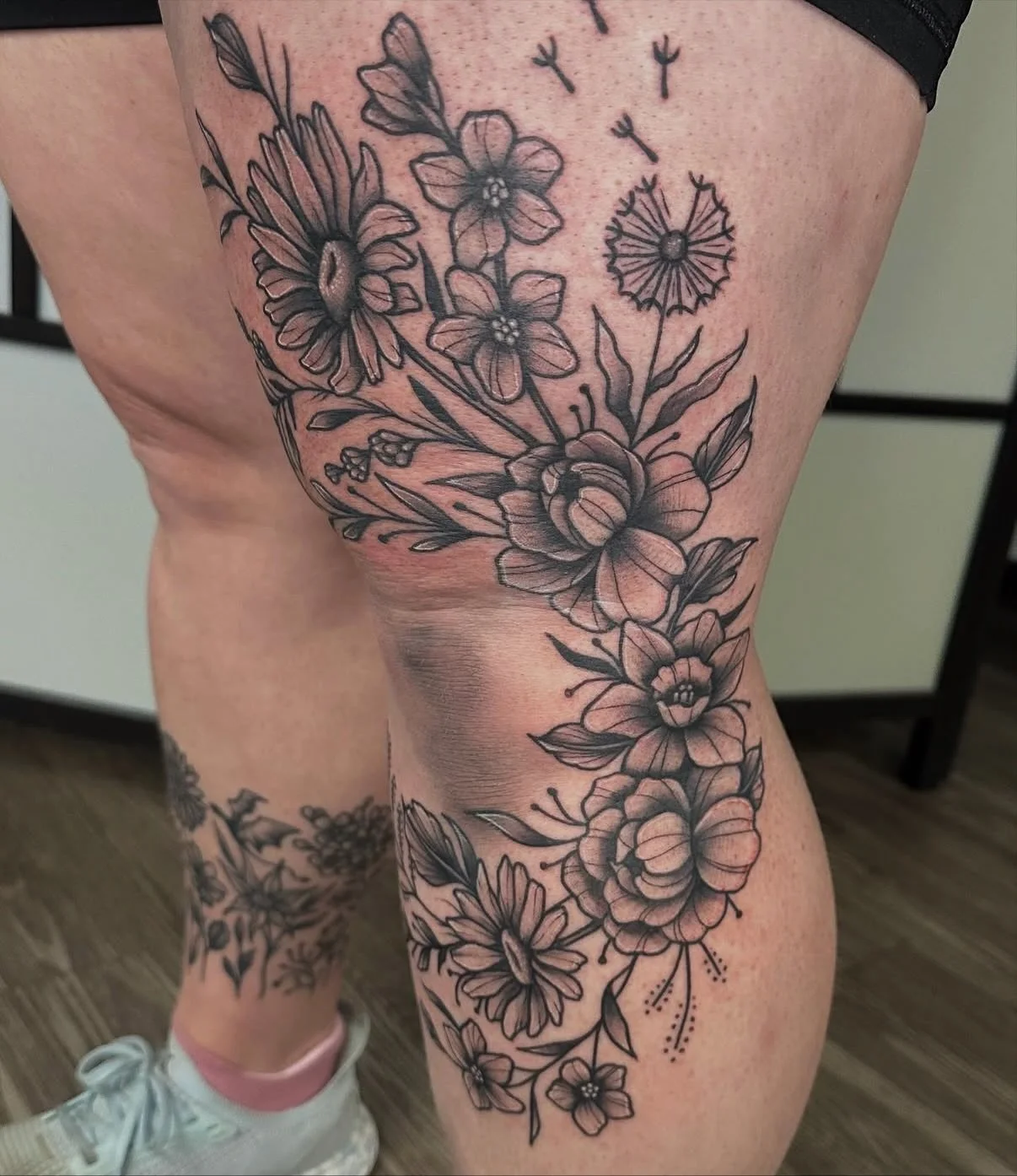 Awesome freehand piece on a knee done by Jaimie!