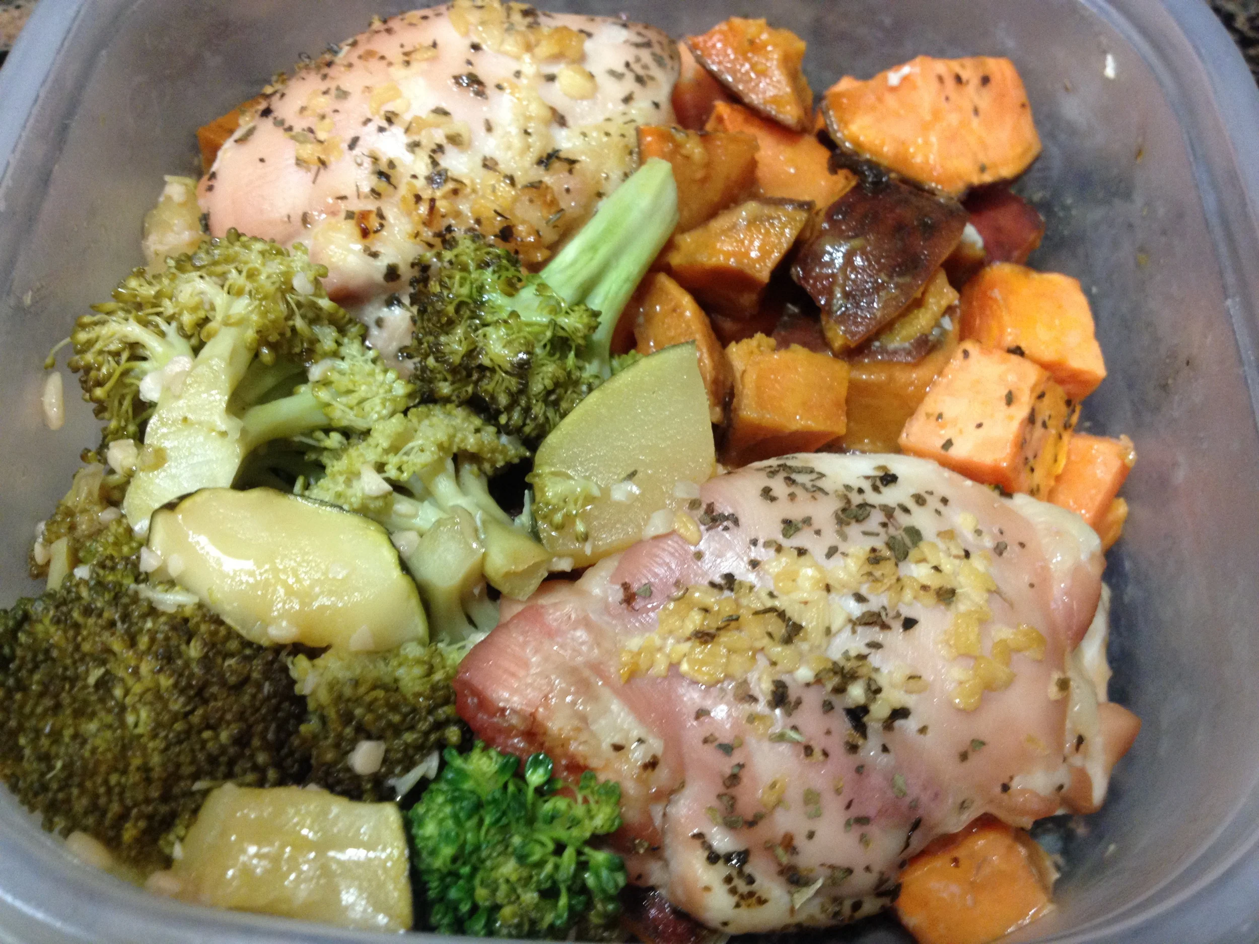 Recipe of the Week: Garlic Herb Chicken, Sweet Potatoes, and Lemon Broccoli Squash