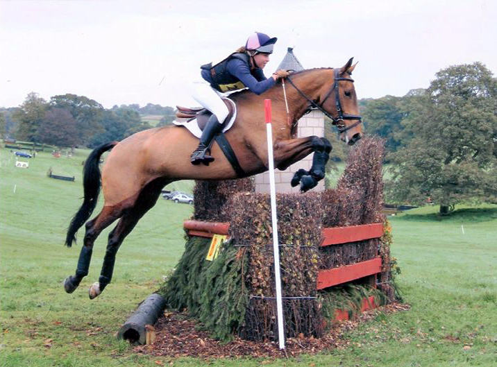 Júlia and Rupert contesting the novice at Aldon - 2012