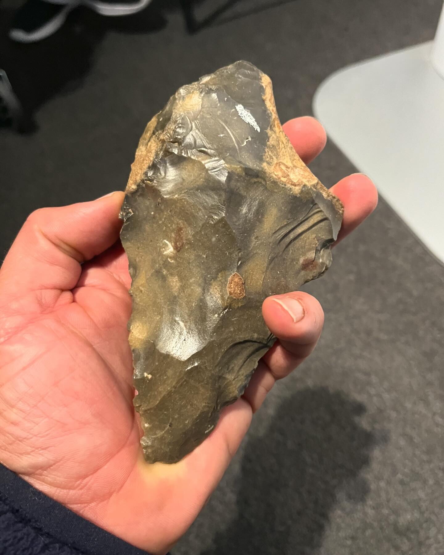 Pretty cool to hold actual artifact. Neanderthal hand ax about 500 000 years old! I wonder what stories this could tell&hellip;.

#vikiesbowsandarrows #stonetool #stoneagetools #stoneage #stoneageliving #artifacts #caveman #ancestralskills #earthskil