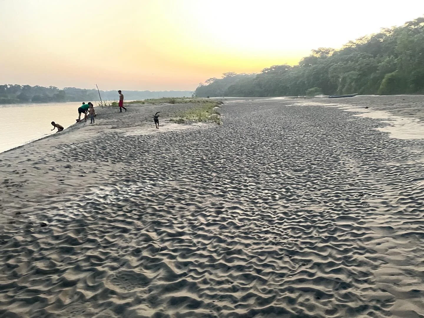A beach on the Aguarico River by the village Zabalo. Zabalo is the easternmost village within Cofan Territory, and is located within the Cuyabeno Wildlife Reserve. Due to its location, Zabalo is free from noise and light pollution. The Cofan offer ec
