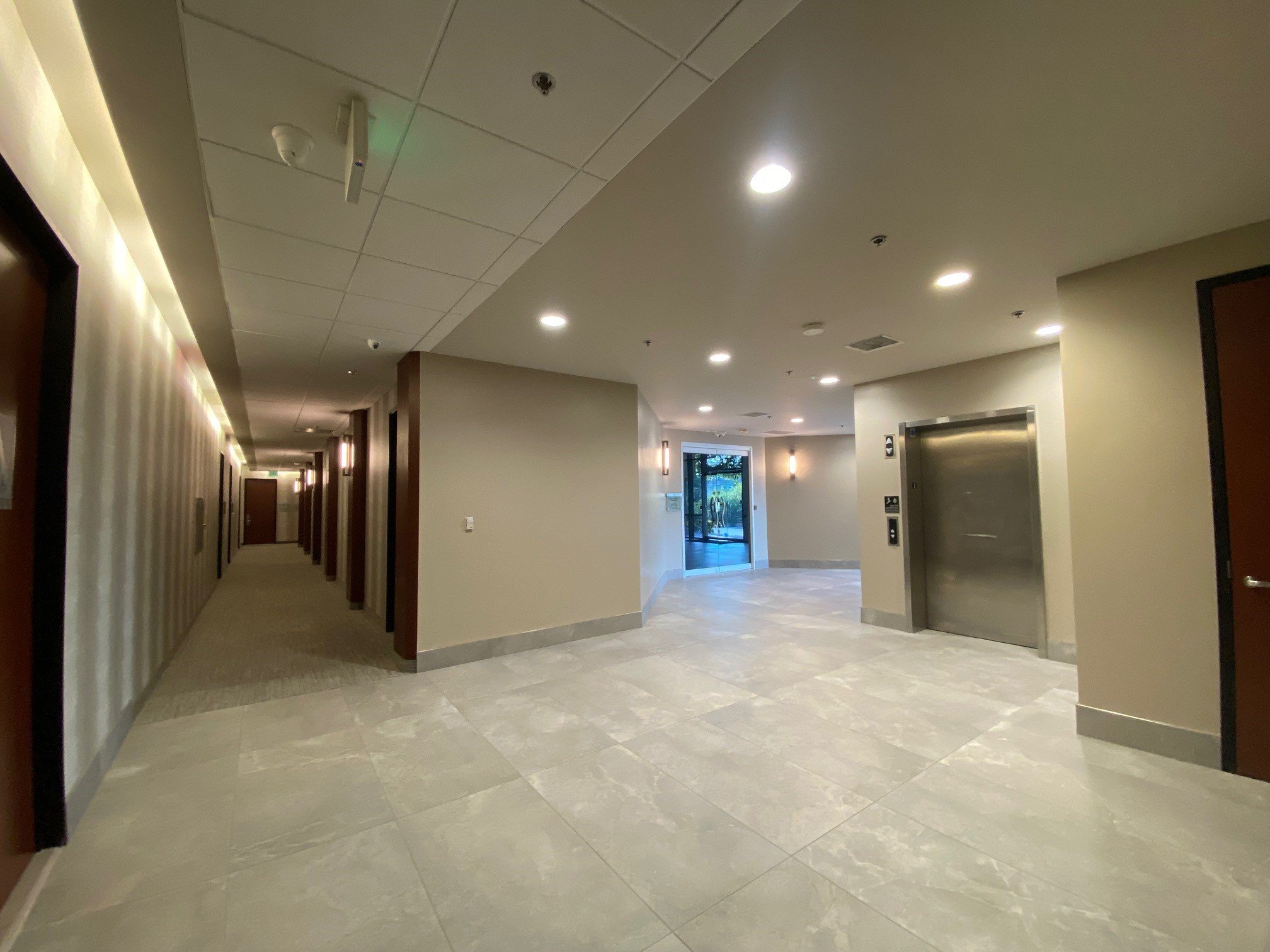 Interior Hall Corner 375 Rolling Oaks 2nd Floor Lobby - Eric Nishimoto Lease Sale Medical Office Thousand Oaks.jpg