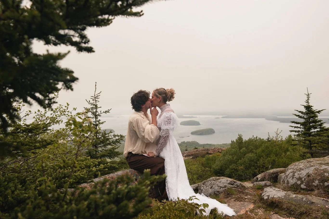 love me a moody morning on top of cadillac mountain 😍 

a summit socked entirely in fog and then a dramatic lifting of the fog to reveal the islands below (😍). so magical ✨

i&rsquo;m booking a couple more acadia elopements in 2026 - reach out soon