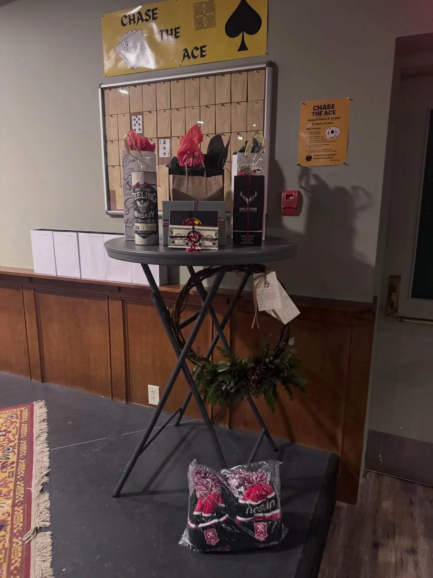 A brilliant night was had at the Chieftains&rsquo; End-of-Year event! Plenty of craic agus ceol in Hickey&rsquo;s Pub in the @irishculturalsocietycalgary 🎶🍻

Kevin Friel &amp; Co. kicked things off with some top-class live music, and then the room 