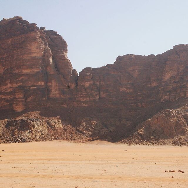 Teeeeny tiny cars for scale. Took a lil longer than expected to walk 🤷&zwj;♀️
.
.
.

#eastwardbounds #jordan #traveljordan #jordantourism #adventure #naturalwonder #planetearth #prettyplaces #stayandwander #backpacking #visualsoflife #wadirum #findi