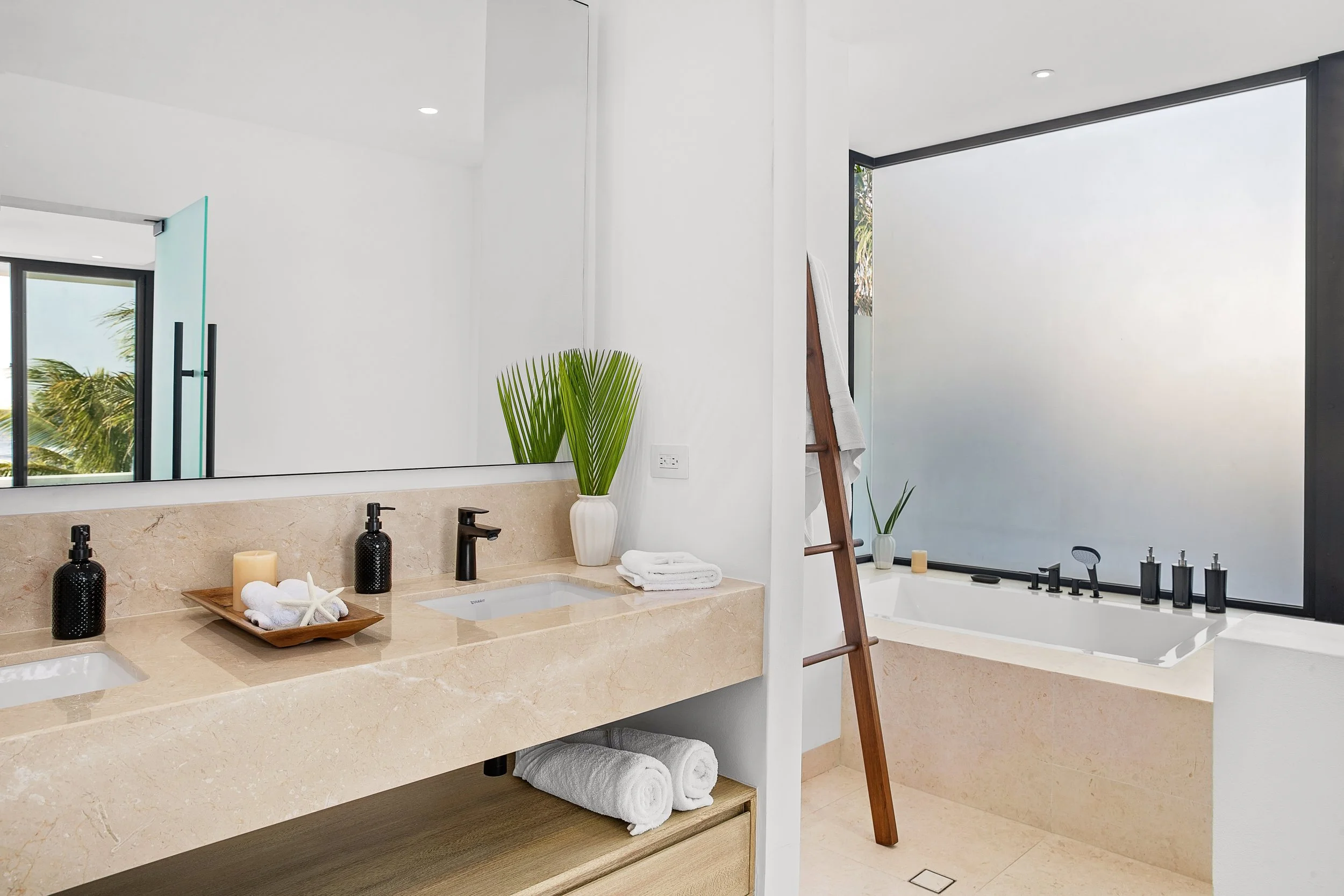 Casa_Southern_Dream_Master_Bathroom_with_Tub_CC.jpg