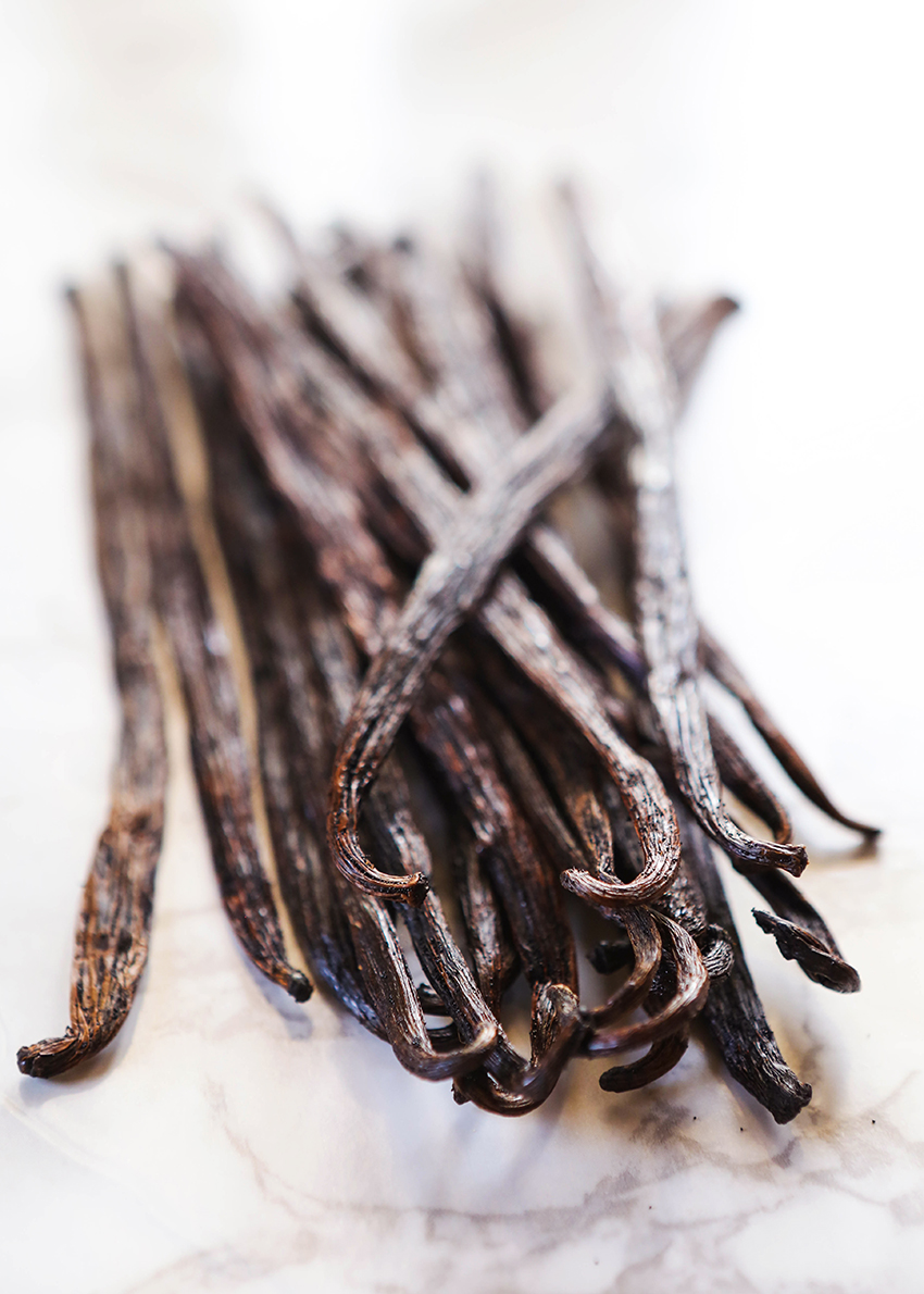 Vanilla beans sitting in a pile