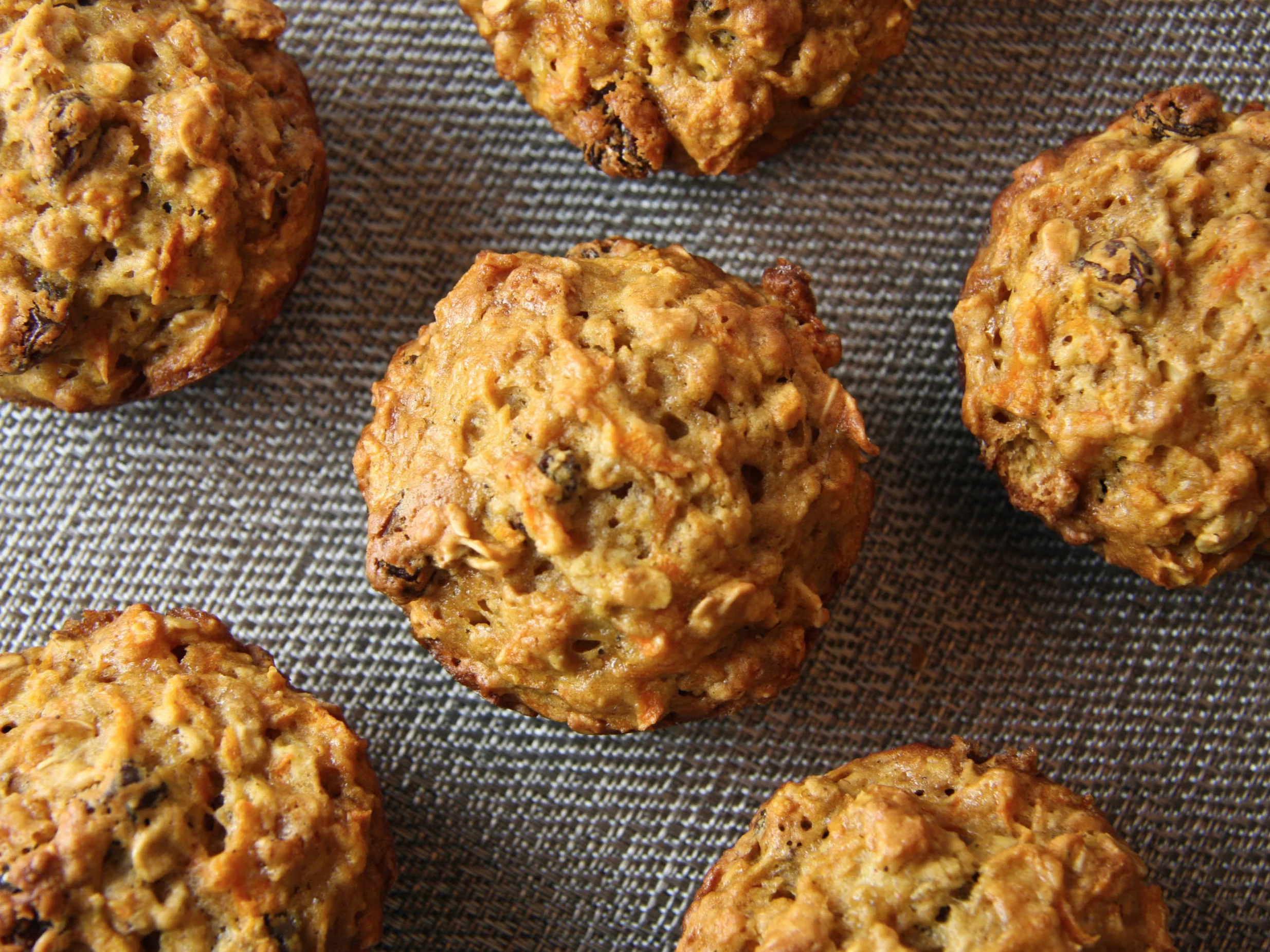 Healthy Breakfast Muffins are easy and healthy! - pipandebby.com
