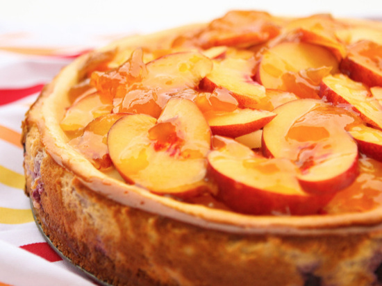  sliced peaches on top of baked cheesecake 