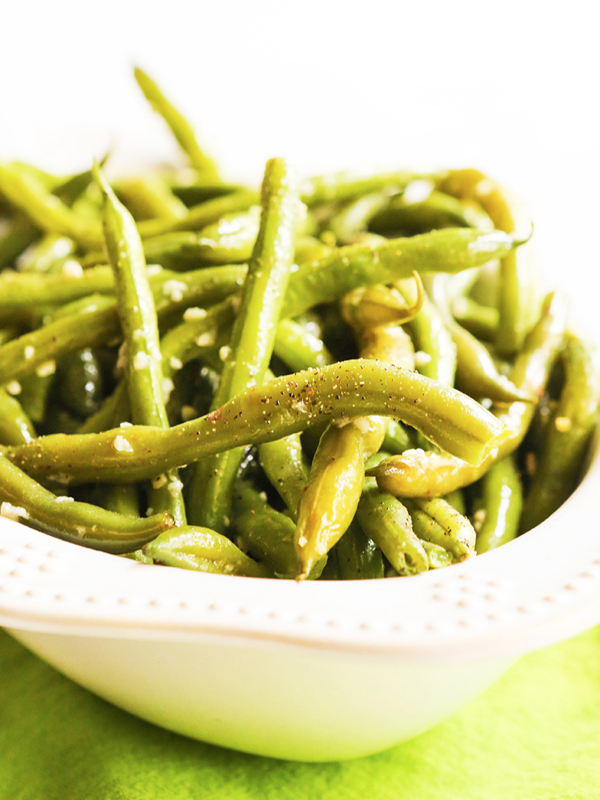 bowl of cooked instant pot green beans with pepper over top