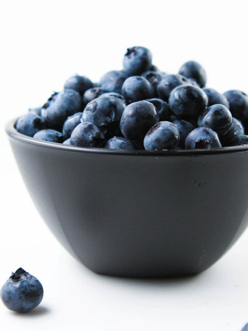  bowl of fresh blueberries 