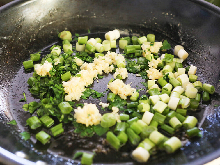  garlic, onions and parsley in skillet 