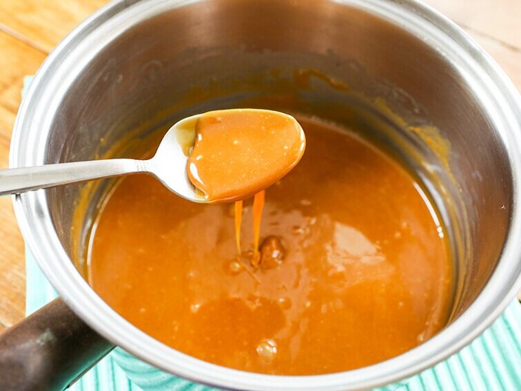  Melted caramel in a saucepan 