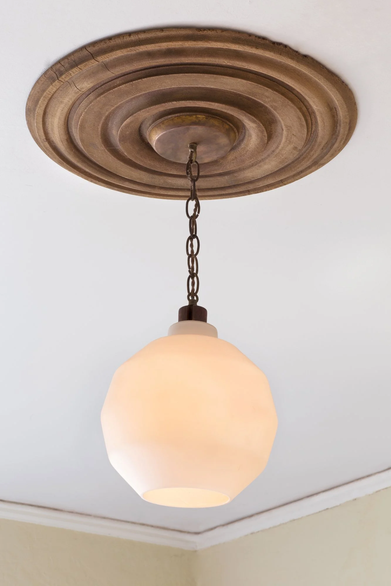 18-pendant-ceiling-medallion-casa-larissa-jared-frank-studio.jpg
