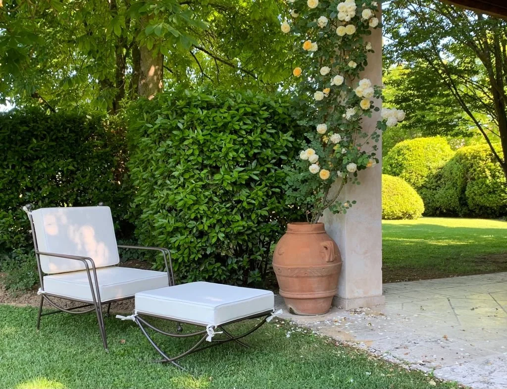  DeLys is  a whimsically elegant collection of wrought-iron furniture for  Officina Ciani . 