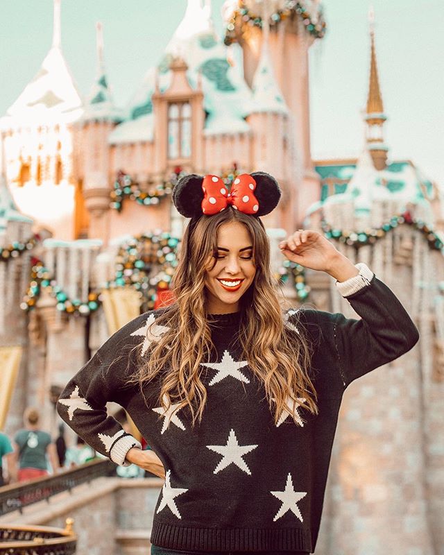 Just when you think Disneyland couldn&rsquo;t be more magical... CHRISTMAS AT DISNEYLAND🎄✨ I&rsquo;m ready to go back for round two 🙈 why is this place just the best ever?!❤️