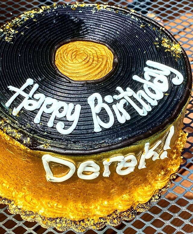 My amazing BFF @amandasoc surprised me with this vinyl cake for my golden birthday! Thanks queen .
.
.

#vinyl #vinylcollection #vinyljunkie #vinylcollector #vinyladdict #vinyligclub #vinylporn #vinylcommunity #vinylrecords #vinyloftheday #vinylcolle