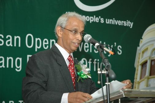 Prof Dhanarajan delivers his welcoming address.