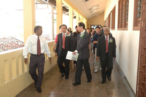 Dr Koh is given a tour of the Regional Office.