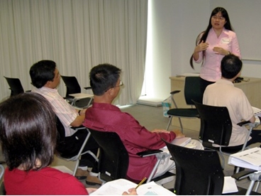 School of Business &amp; Administration Lecturer Teoh Ai Ping facilitates the course-specific academic discussions.