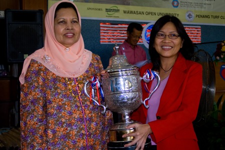 Toh Puan Majimor presents the trophy to tournament champion Datin Chan Lai Ngoh.
