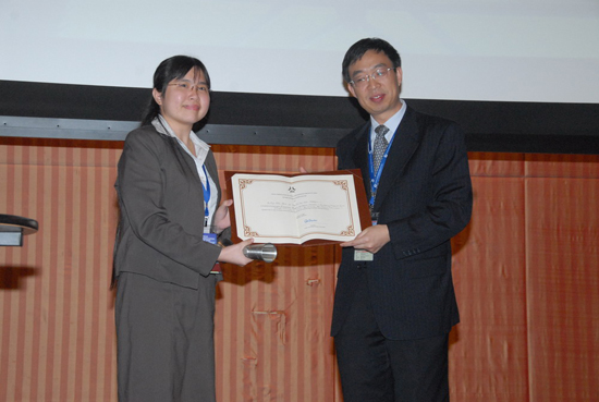 Teoh receiving the silver medal for her paper.