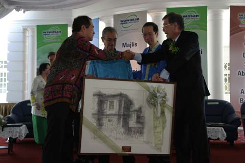 Dr Lim presents Abdullah and Yeap each with a souvenir painting depicting the main campus building.