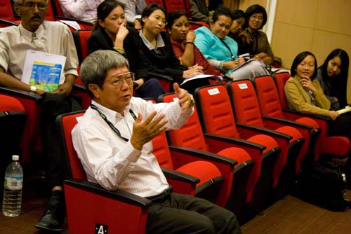 Deputy Vice Chancellor (Academic) Prof Wong Tat Meng poses a question.
