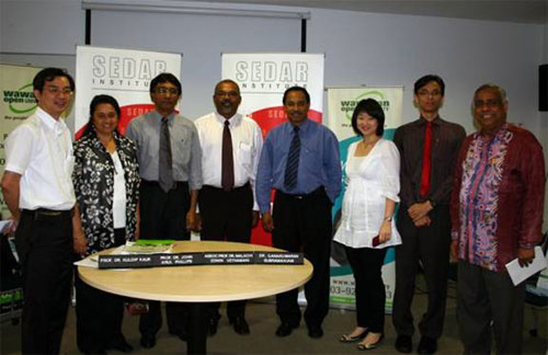 Dr U K Menon (right), Khaw (left), and SEDAR deputy director-general Ng Yeen Seen (3rd from right) with the panel speakers.