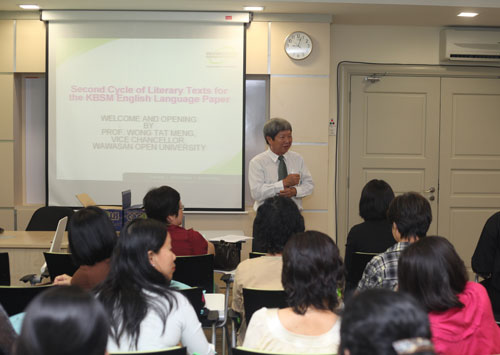 WOU Vice Chancellor Prof Wong Tat Meng welcomes the participants.