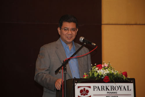 Deputy Higher Education Minister Datuk Saifuddin Abdullah delivers his speech.