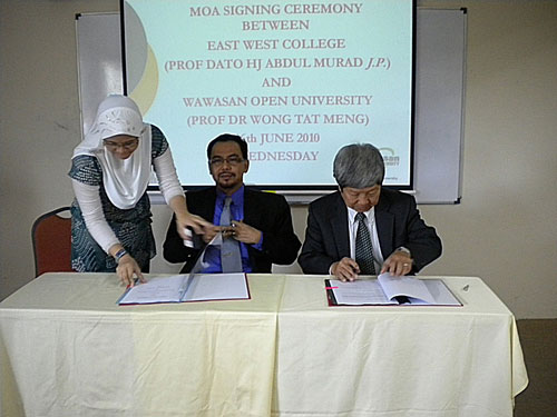 Prof Wong (right) and Prof Abdul Murad sign the MoA.