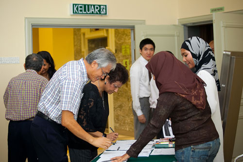 Dato' Wong Siew Hai registering to attend the talk.
