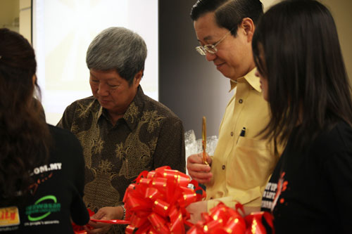 Prof Wong (in batik) and the Chief Minister cut the ribbon.