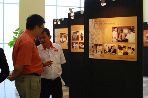 Gazing at photo of a young Tun Lim shaking hands with a young Dato' Seri Najib Tun Razak.