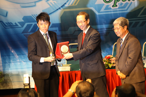 Vincent Chung (left) receives award from Tan Sri Dr Koh Tsu Koon as Vice Chancellor Prof Wong Tat Meng looks on.
